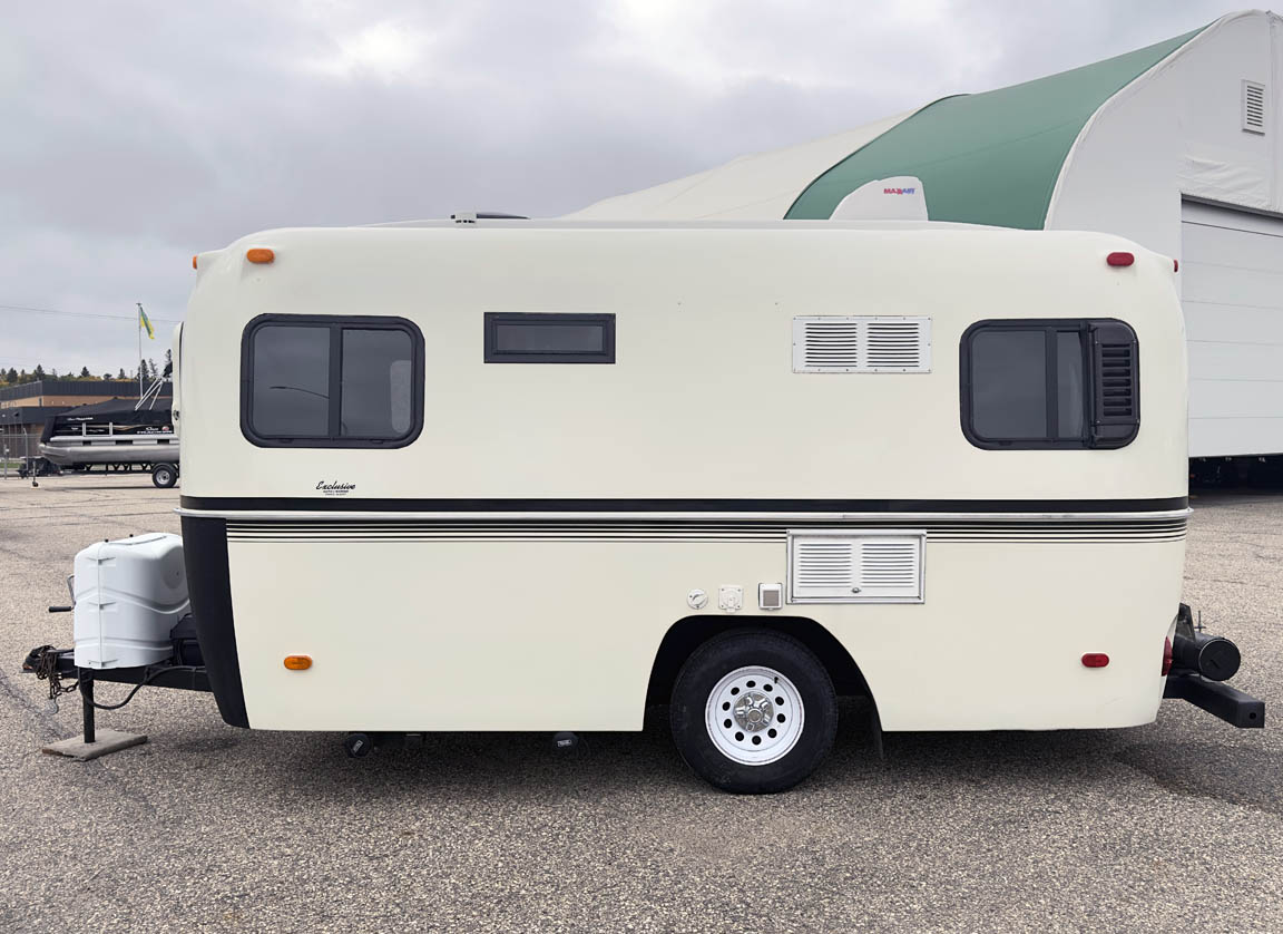 used boler travel trailer, Boler trailer, fiberglass trailer, molded trailer, lightweight trailer, vintage camper, "egg on wheels", Winnipeg-made trailer